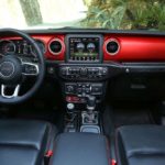 Jeep Wrangler wnętrze czerwone