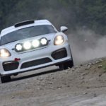 Porsche Cayman GT4 - na trasie rajdu widok z przodu